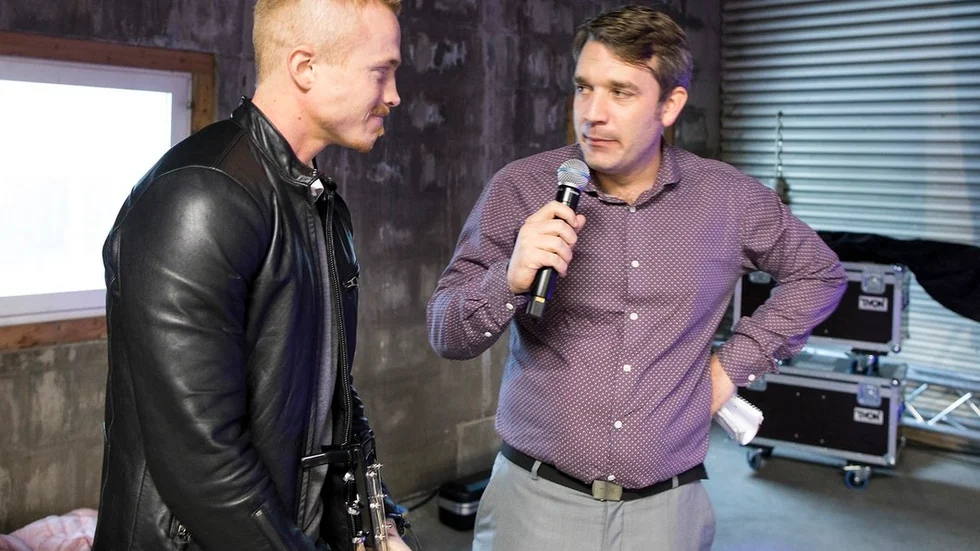 Fredrik Franzén intervjuar Kristoffer Berg efter hans framförande.