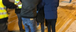 Supporter kastade in ölburk mot förarna