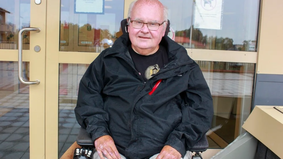 Kaj Johansson, ordförande för V i Flen, fick lämna valsedlar till vallokalen vid upprepade tillfällen.