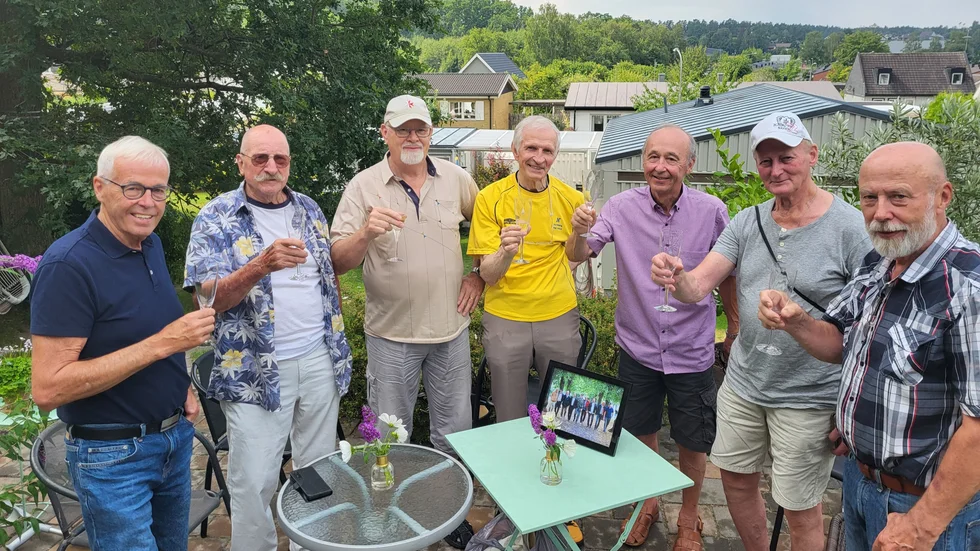 De firar att det är 58 år sedan de började sin polisutbildning. Från vänster Henrik Appel, Sören Andersson, Ove Niklasson, Bo Sonelin, Christer Nordh, Henry Bergsten, och Arne Pettersson.
