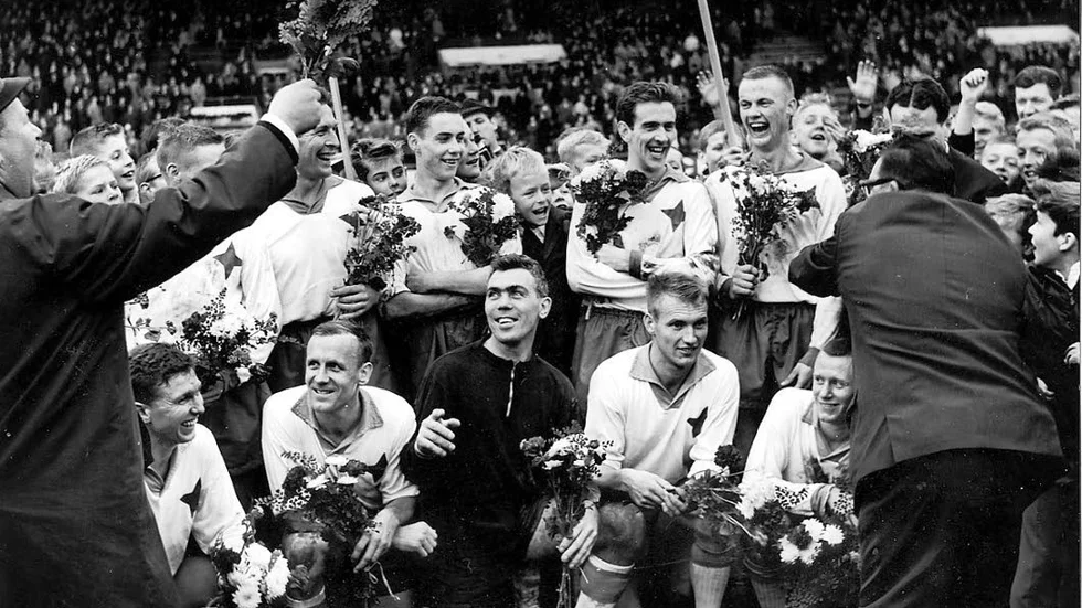 Guldhjälte 1963. Bengt ”Zamora” Nyholm i centrum av jublet.