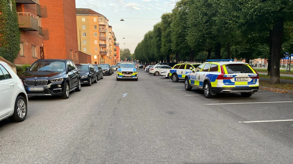 Flera polisbilar syntes till i närheten av Slottsgatan under torsdagsmorgonen, här på Norra Promenaden, med anledning av det rån som inträffade under natten. 