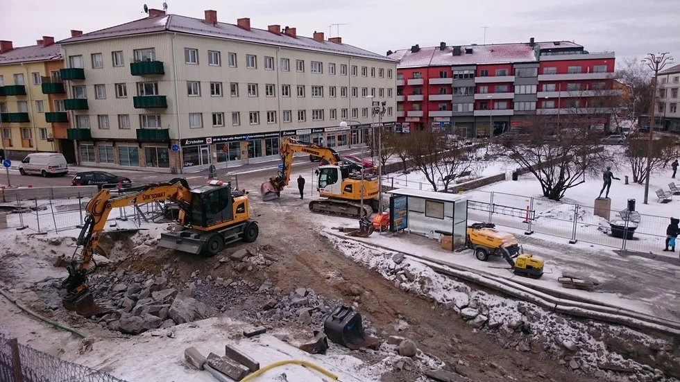 Så här såg det ut på Tegelbruksgatan på tisdagen. Nu står det klart att gatan inte kommer att kunna öppnas som planerat. Den väl tilltagna tidsplanen höll inte.