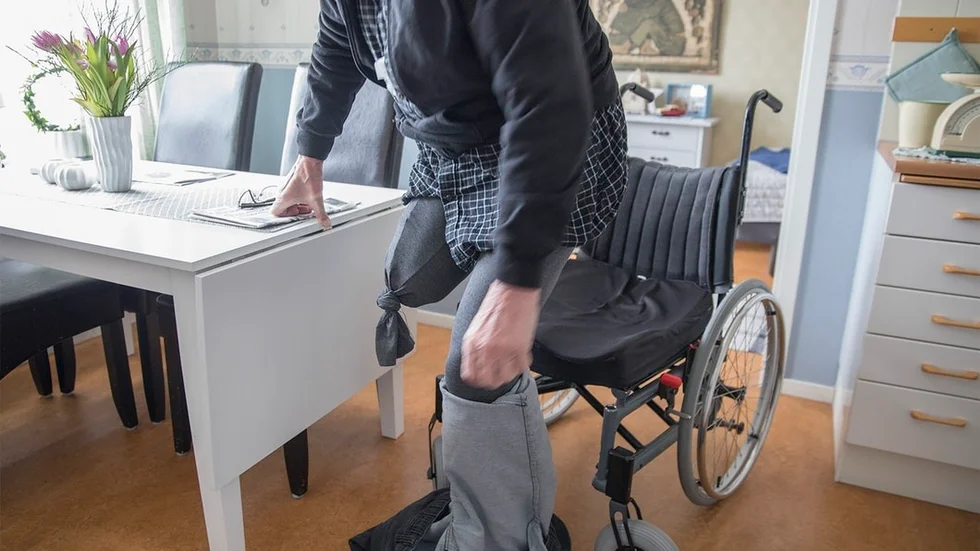 Vägen till ett självständigt liv är lång för Arne som amputerades förra våren efter en vårdmiss. Hans hustru vittnar om en ständig kamp för att hans liv ska bli så bra som möjligt.