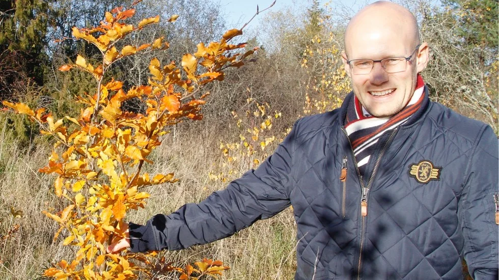 Fredrik Granlund på promenad i en blivande bokskog nordväst om centrala Strängnäs.