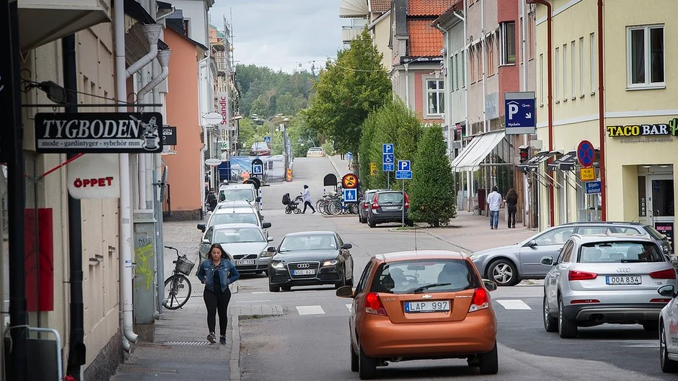 I valdistriktet som kallas Centrum, med kvarteren kring Stora torget och Västra storgatan, finns, efter Brandholmen, flest väljare över 65 år. Här har Moderaterna sitt starkaste stöd.