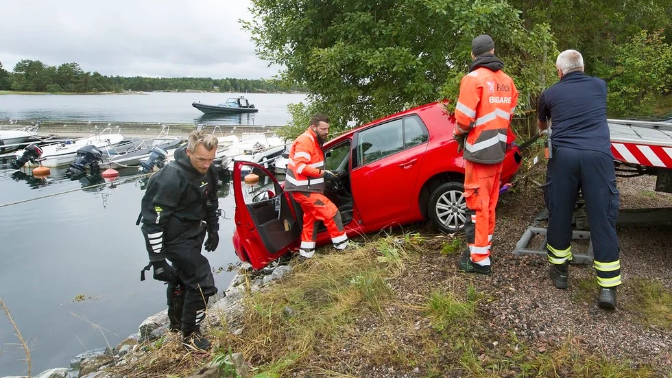 25 augusti: Kvinnans bil åkte rakt ner i vattnet vid Risö småbåtshamn.