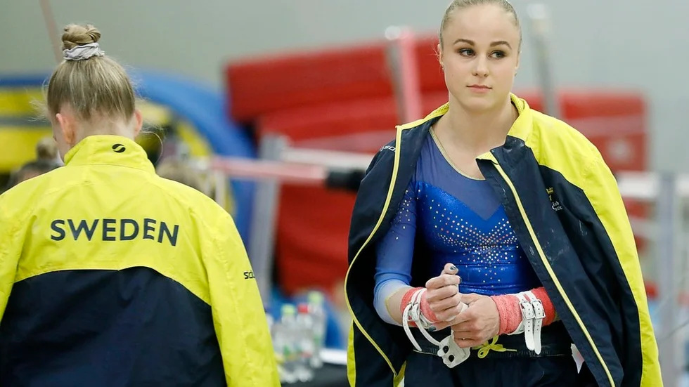 Jonna Adlerteg gjorde ett fint kval i Qatar. Nu får Eskilstunagymnasten vänta till söndagskvällen för att se om det räcker till barrfinal.