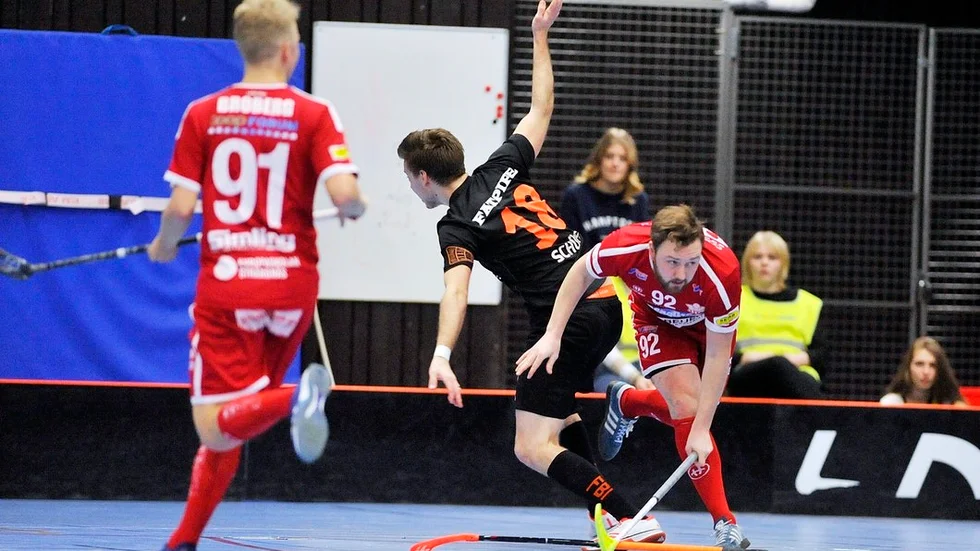 Andreas Lundin och en Tullingespelare tycks ha snubblat över varandra.