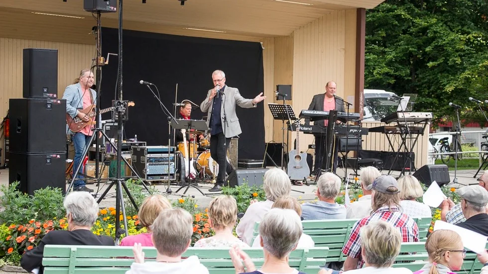 Sommarens sista allsång i Stadsparken var välbesökt av allsångsentusiaster.