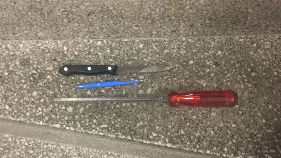 Kniven och skruvmejseln som 41-åringen ska ha använt för att hota kvinnan.