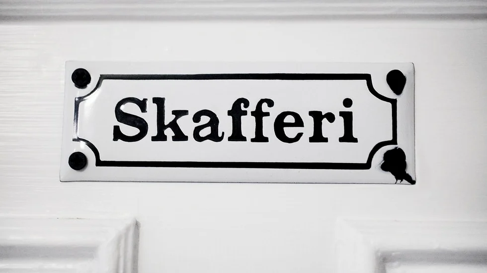 Skylten visar rätt. Bakom dörren döljer sig ett stort skafferi som man kan gå in i.