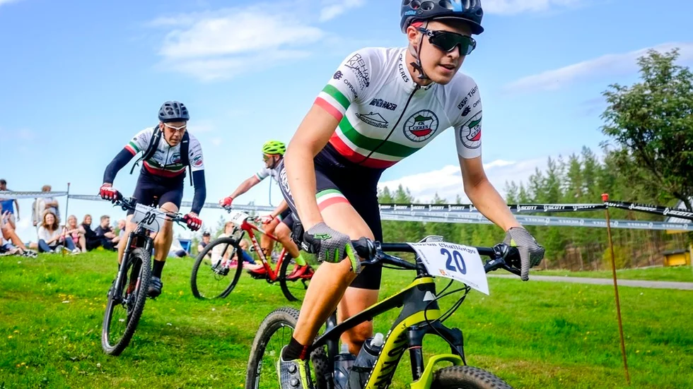 Efter 53 kilometers terräng och fyra punkteringar är Team 70-80-90 från CK Ceres äntligen på väg att passera mållinjen som första laget i klubben.