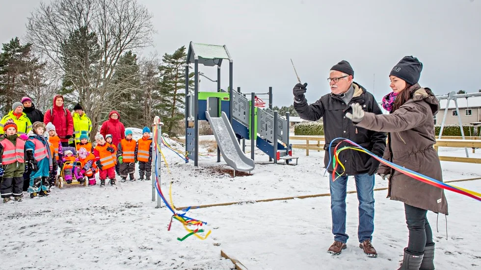 Miljö- och byggnadsnämndens ordförande Inge Ståhlgren (S), invigde lekplatsen tillsammans med Sari Papunen som lämnade in E-förslaget som till slut blev verklighet.