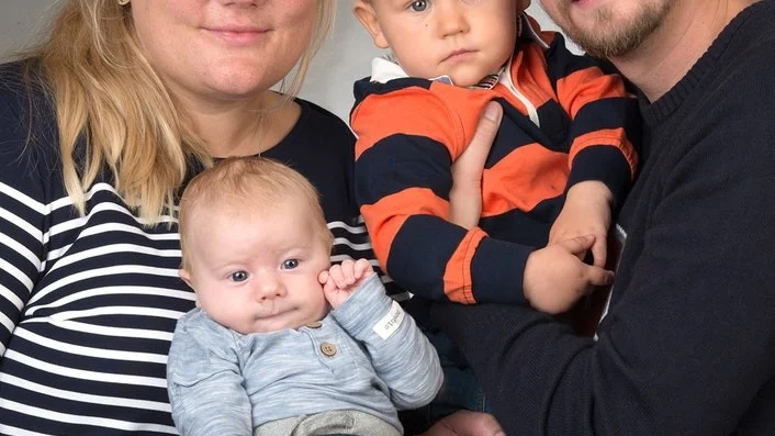 Nina och Daniel Hjelm, Nyköping, fick den 27 juli en pojke som heter Vincent. Vikt 4070 g, längd 50 cm. Syskon är Theodore. Foto: Bildproffsen i Nyköping