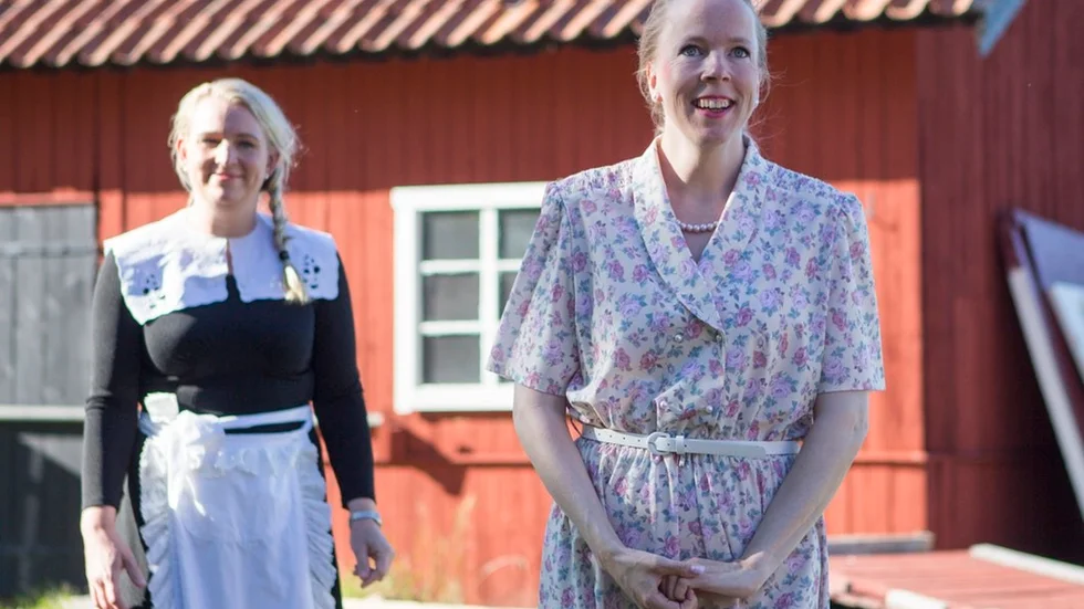 Sofia (Ellinor Lundvik) är betuttad i Örjan (Pelle Nilsson) men mamma Elvira vill att hon ska gifta sig med en läkare. Till vänster husjungfrun Petronella (Veronica Malmsten).
