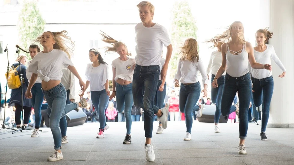 Dansare från både kulturskolan och Åsa folkhögskola underhöll på stadshustrappan.