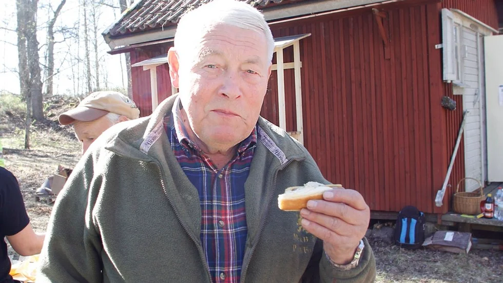 Lars Liljenstolpe avnjöt en grillad korv med bröd.
