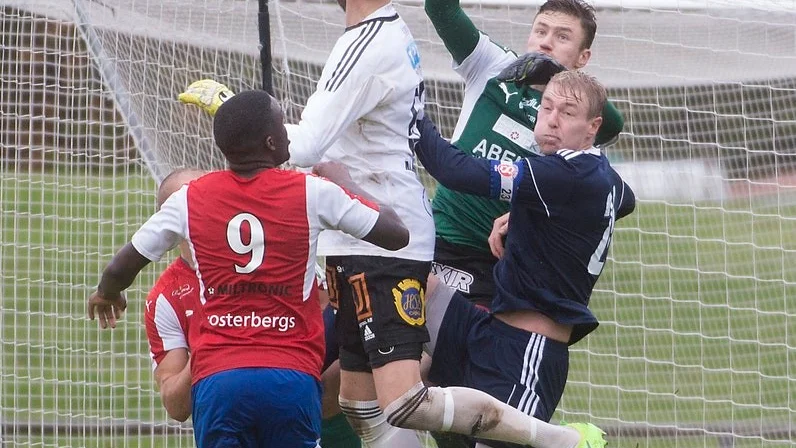 Målvakten Edvard Setterberg fortsätter i Bissarna Fotboll.