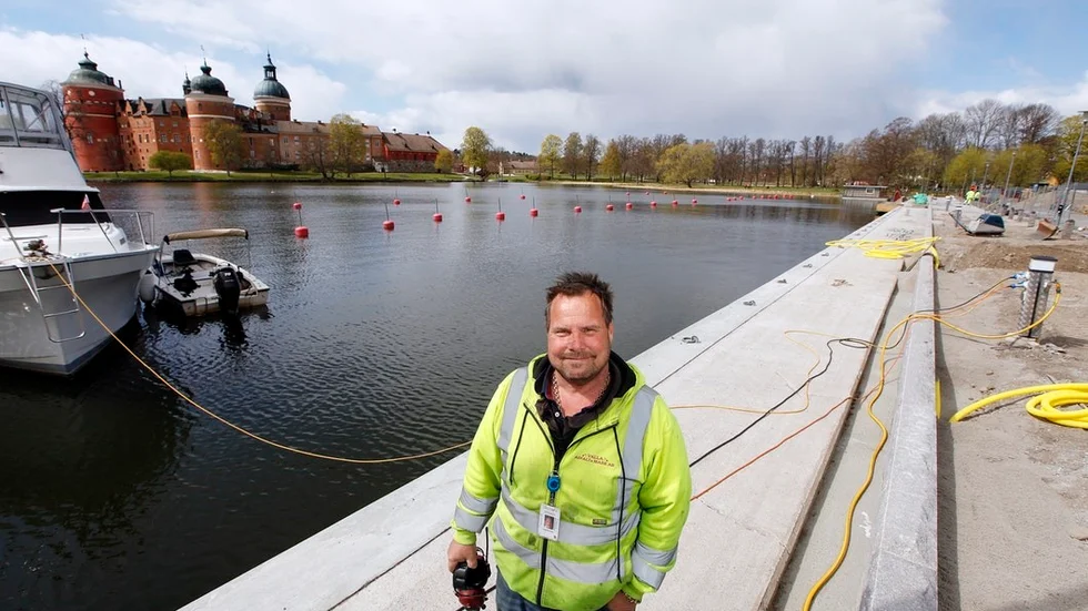Lasse Manninen är platschef för bygget vid kajen.