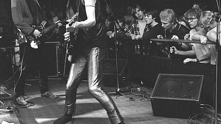 Lasse Johanssons bilder från Katrineholms musikliv åren runt 1980 är en verklig kulturskatt, skriver Catarina Nitz. Här är en bild från en konsert med Ebba Grön på Safiren.