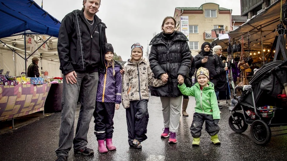 Redo för marknad. Pappa Henrik Berg tillsammans med Emily Thor, 8, Rasmus Thor, 6, mamma Erika Thor och minst i syskonskaran, Mattias Thor, 4.