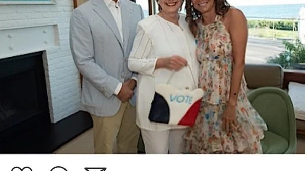 Hillary Clinton med ett stadigt grepp om handväskan. Bilden från Micheles Instagram.