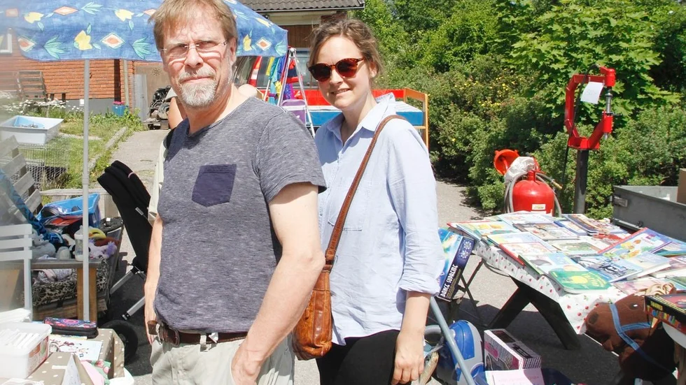 TA DENNA I TOPP: Conny Medelid och dottern Caroline Bergdahl gillar att åka på loppisar. I lördags var familjen i Härad de bland annat tittade på vad som fanns i sortimentet hos Jessica Enblom på Hantverkarävgen.