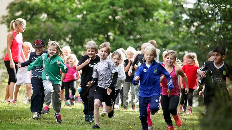 Starten går för årets upplaga av Skoljoggen ovanför skolan och Fogdö IP.