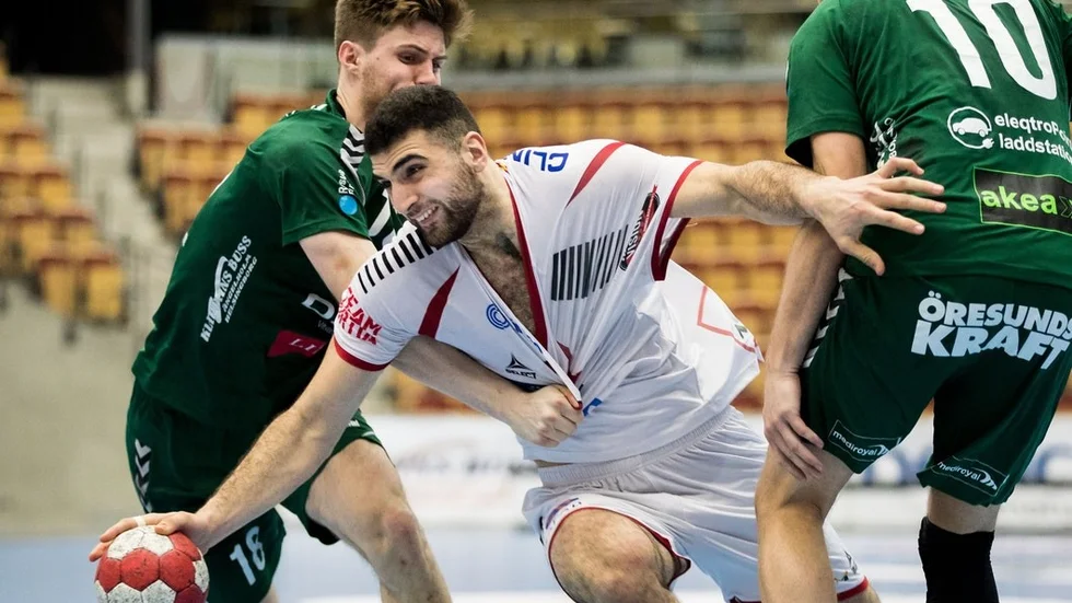 Hektiska mellandagar. Kassem Awad arbetade sig in i högsta handbollsligan i landet som enbart försvarsspelare, men gör här ett av sina två mål i annandagsderbyt mot Helsingborg där Nyköpingskillen var hundraprocentig i sina avslut. I kväll torsdag är det dags för ett nytt derby, hemma mot Ystad, innan det är dags för ett längre uppehåll.