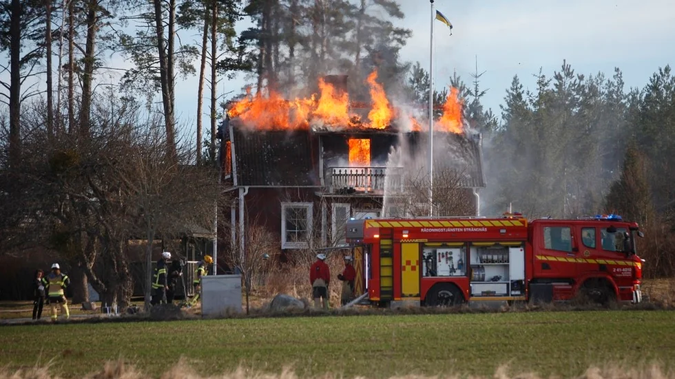 En villa på Överselö totalförstördes i en brand på torsdagsförmiddagen.