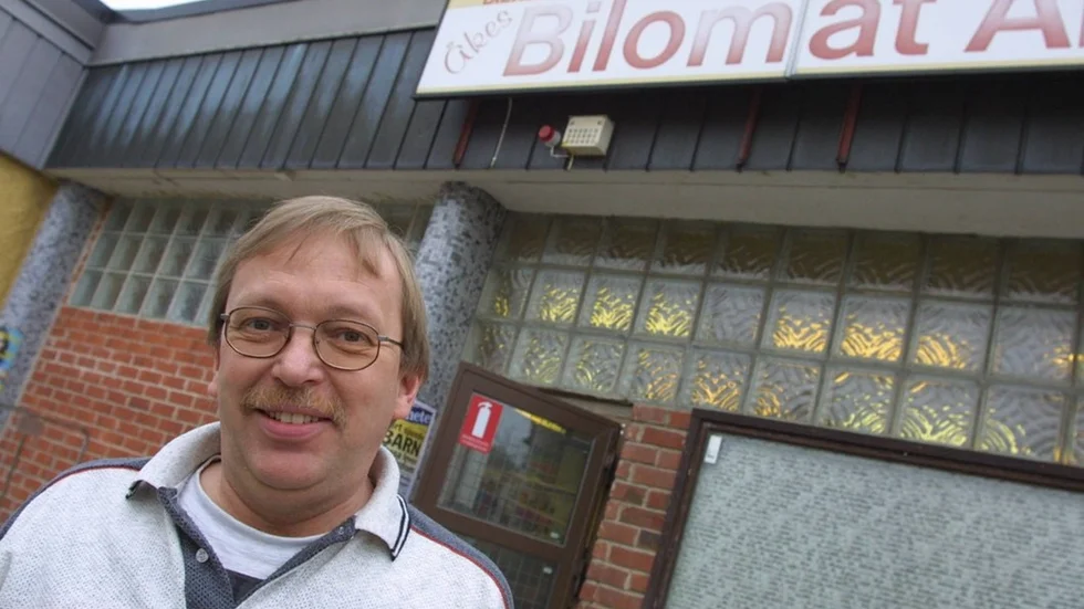 Åke Andersson när det begav sig utanför sin verksamhet Åkes bilomat.