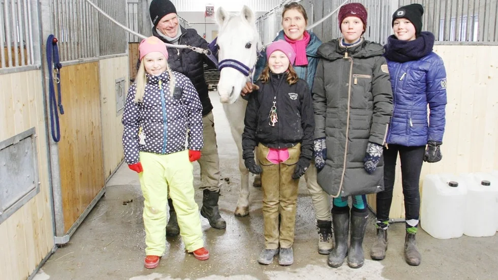Ägaren Ove Sjöberg och hyresvärden Anna Dannaeus tillsammans med ponnyn Kaxe och hästbitna kvartetten Lea Sundström, Majken Dannaeus, Johanna Dannaeus och Sirianne Dannaeus i det återuppståndna Sundbystallet. Sirianne och Johanna representerar Gripens serielag i både dressyr och hoppning.