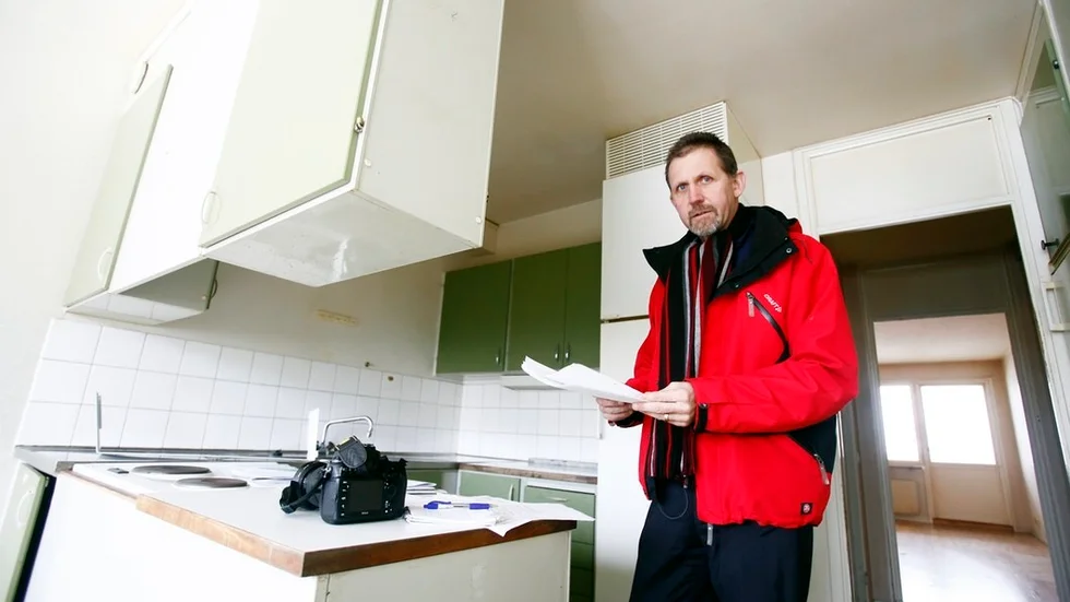 Tomas Fors i köket på den utflyttade lägenheten i Mariefred.
