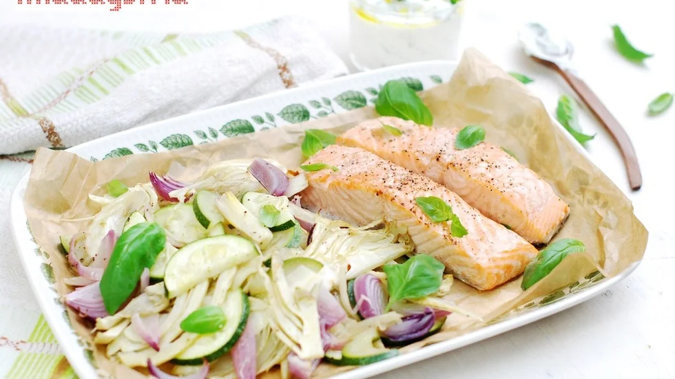 En enkel och fräsch laxrätt där fänkålen ger en lätt ton av lakritssmak. Välj helst ekologisk fisk. Styling & Foto: Hanna Johansson, Middagsfrid.