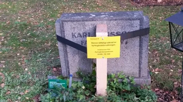 Kritiken mot de gula skyltarna  på Nya kyrkogården fortsätter,  trots att kyrkan redan har svarat på varför skyltarna sitter uppe  (se här bredvid). Foto: Lennart Dahl