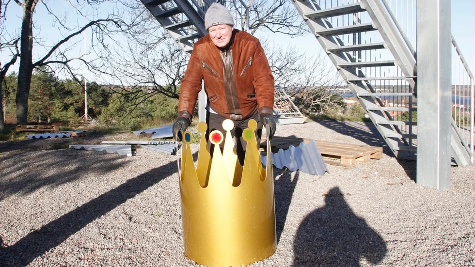 Kronan på verket kom upp på toppen av Kungstornet en stund efter att initiativtagaren till bygget, Rolf Wallinder, fotograferats av tidningen.