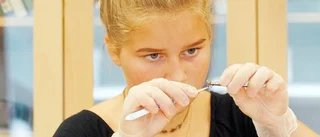 Viktig bisyssla utförs i skolans biologisal