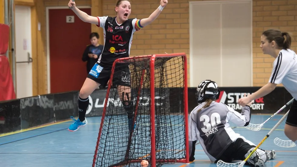 Trosa Edanös damer låg under med 0-5 inför sista perioden mot Linköping. I tredje perioden vände spelet och här jublar Stephanie Frögren Sjöström efter 3-5. Hemmalaget gjorde ytterligare ett mål men när det var en minut kvar lyckades Linköping göra slut på matchen med 6-4.