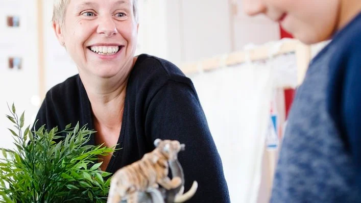 Elefanten är illa ute i Arvid Wallenbergs egen djungel. Pernilla Vidh lyssnar imponerad.
