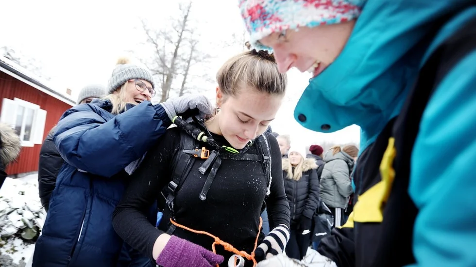 En sista koll att allt sitter som det ska. Idrottslärarna Eva Damberg och Martin Ehrenstråhle ger klartecken till Martina Karlsson att ta plats. Får man springa? undrade Martina men följde rådet att gå...
