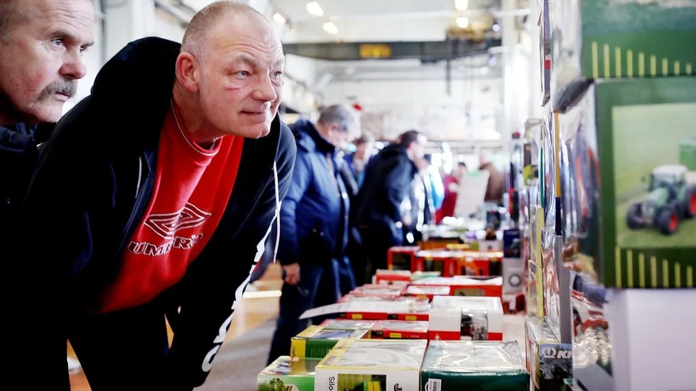 Kenneth Grip och Mats Mattsson kommer båda från Borlänge, där modellfordonsmässan huserade innan den flyttade till Eskilstuna. På lördagen fyndade de bland annat dumprar och brandbilar. – Jag letar nog inget särskilt, utan det man faller för först är ju detaljrikedomen, säger Mats.