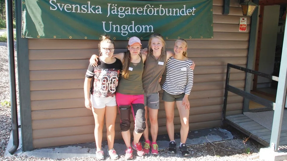 Moa Swärd, Alice Grundblad, Sara Ankarling och Annie Sollenberg är fyra tjejer som deltar på helgens jaktläger i Klinkeboda. Både Alice Grundblad och Sara Ankarling kommer från Strängnäs.