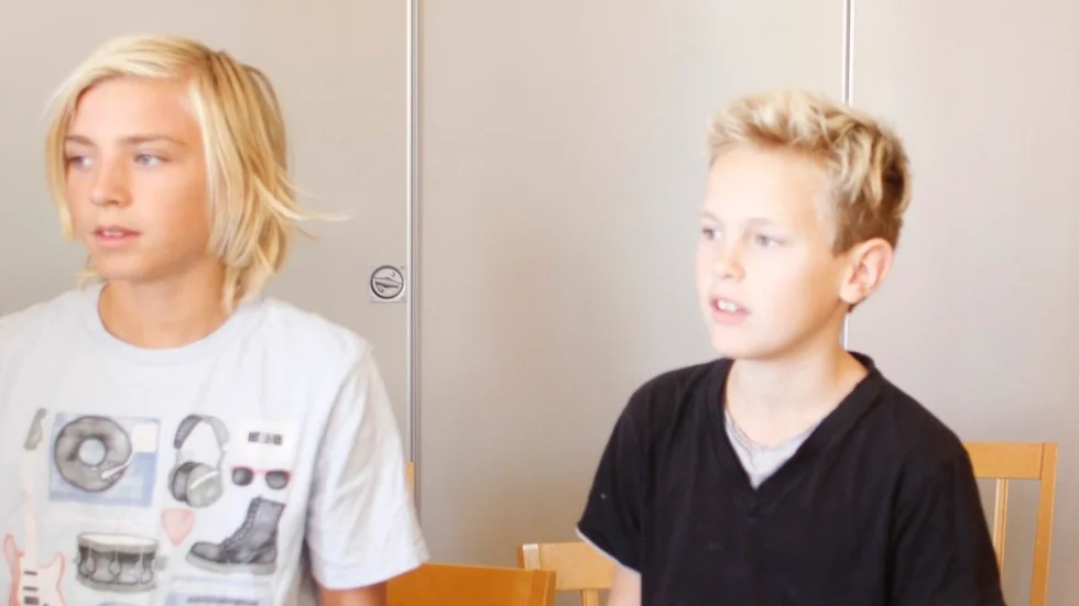 Elliott Noordh från Mariefred vill bli världsstjärna inom musiken, berättar han för Strengnäs Tidning. Till vänster syns Mio-Matteo Hjertonsson som också deltog på veckans läger i församlingshemmet.