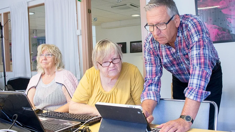 Per Askerlund är sekreterare i föreningen.  Ingrid Svensson får assistans.
