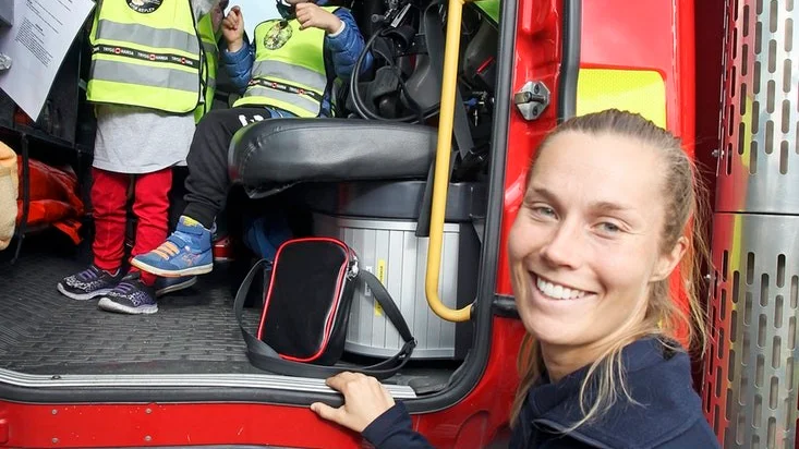 Evelina Fält, som jobbat på räddningstjänsten i Strängnäs sedan 2014, tog hand om barnen vid brandbilen. Bakom skymtar Bella Sjöström och Edvard Olsson från Stallarholmen.