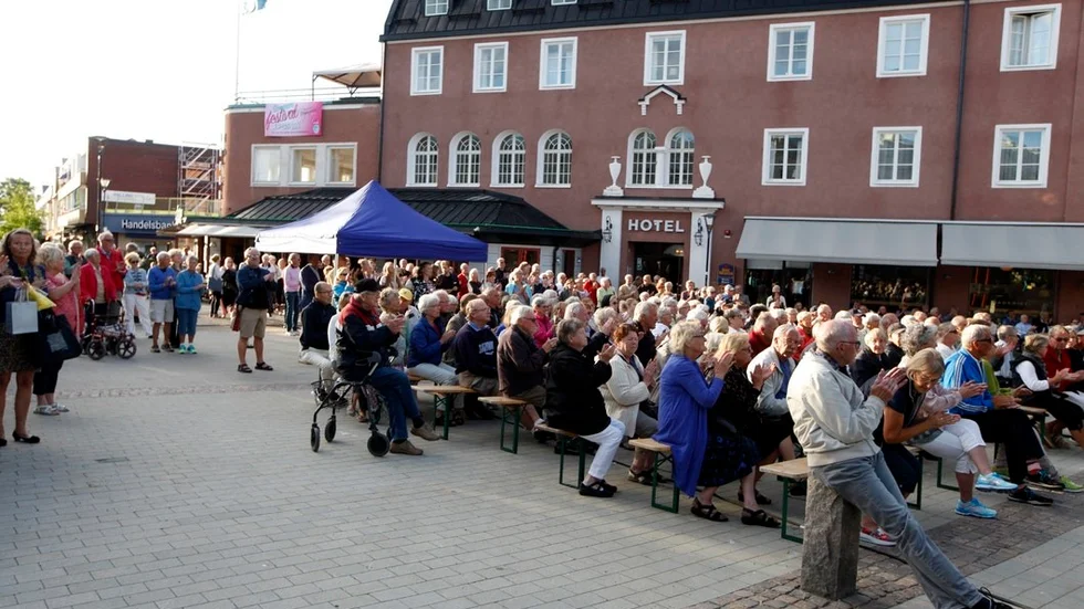 Många kom till Gyllenhjelmstorget för att njuta starka operaröster under bar himmel.