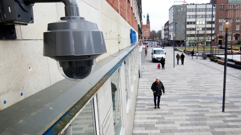 Övervakningskamerorna vid Fristadstorget fungerade inte när restaurang Finjan brann i höstas. Det hävdar Lars Franzell hos Eskilstunapolisen och berättar att vittnen sett flera misstänkta röra sig vid restaurangen och borde ha fångats på kamerans bilder.