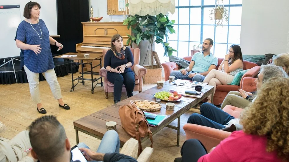 Anne Hofstedt, rådgivare på Nyföretagarcentrum, och Tamara Valiente, projektledare, pratar företagande med deltagarna i introduktionen på Perrongen.
