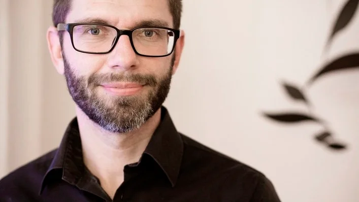 Alla går igenom kriser men alla har inte samma resurser att gå igenom dem, förklarar Peter Björling, specialistläkare i psykiatri och suppleant i Suicide Zero, en ideell organisation som arbetar för att minska självmorden